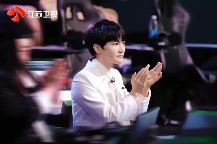 周深|周深加盟江苏卫视《2060》，逗趣互动两点十分虚拟偶像点赞仙！