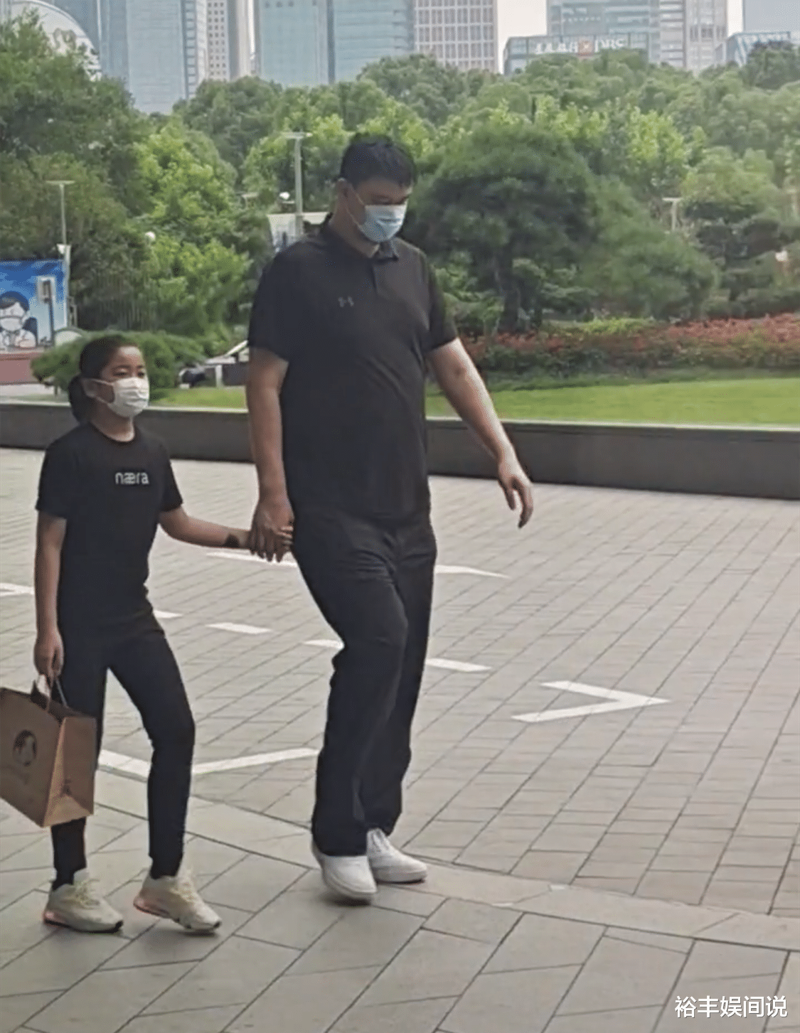 姚明|姚明与女儿外出被偶遇！手牵手父爱满满，11岁女儿被质疑国籍问题
