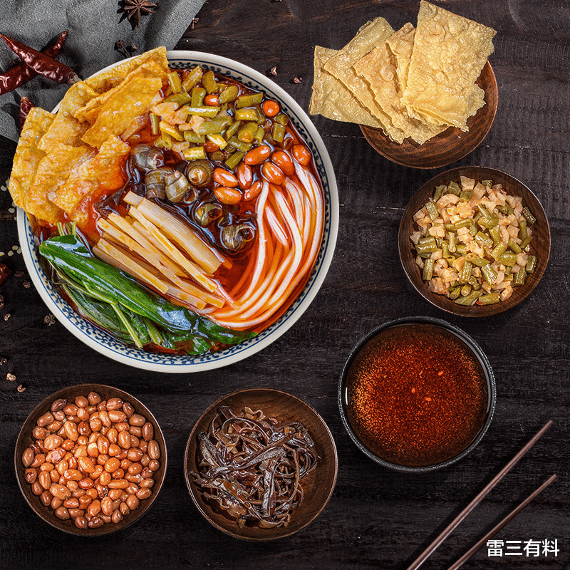 雷三有料|螺蛳汤做法极为复杂?柳州街头找寻答案,烹饪方法吸人眼球