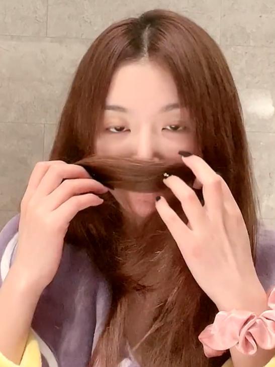 孔雪儿|孔雪儿走进浴室，被镜子反映出“真实颜值”，网友：被惊到了