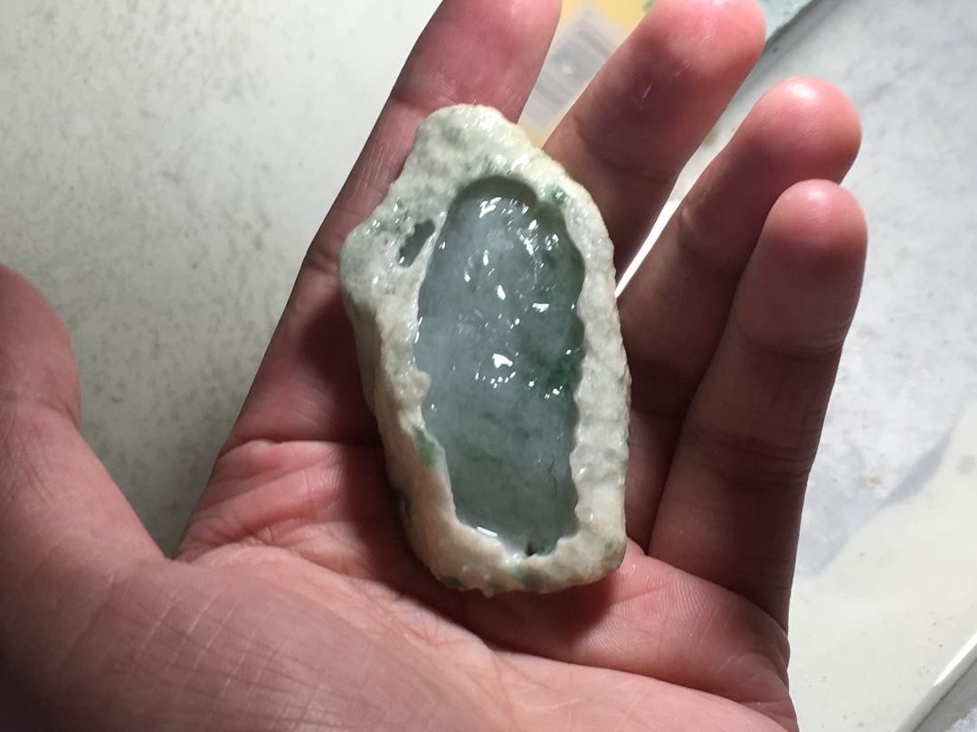 雕刻|保留原石皮壳直接雕刻？玉雕师匠心独运：“蛟龙得水，飞黄腾达”！