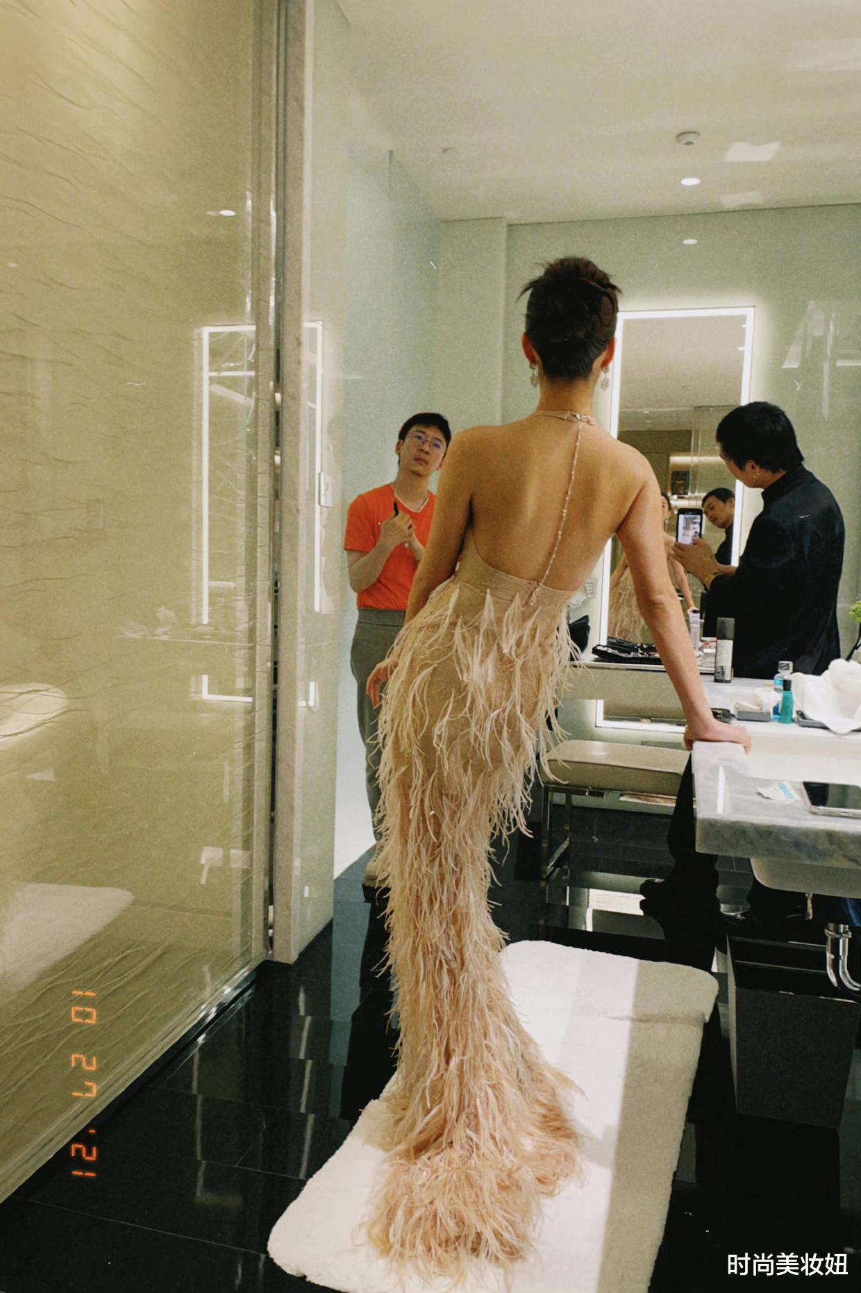 时尚美妆妞 杨采钰太自信了,发手机原图片秀身材,穿深V连衣裙太惊艳