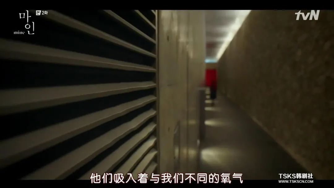 豪门明星|年近五十的她又开挂，这角色也太欲了...