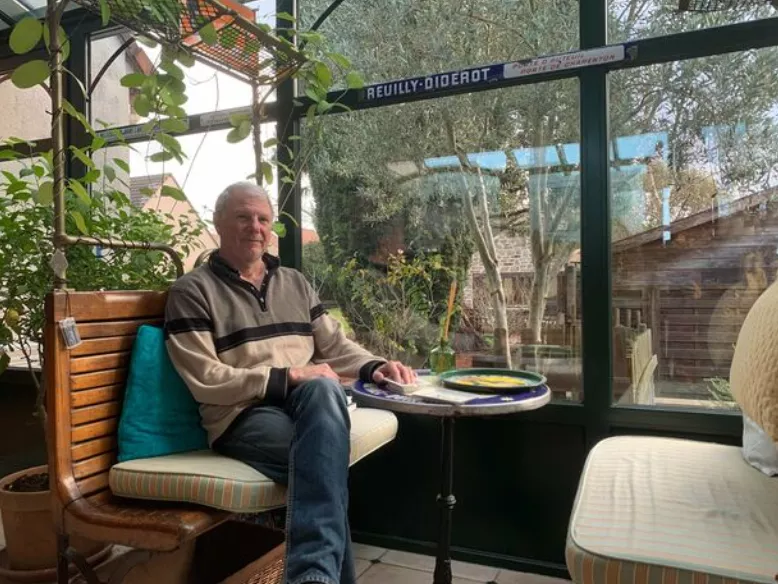 3岁第一次坐地铁被迷住，法国人花一生把家装修成巴黎地铁