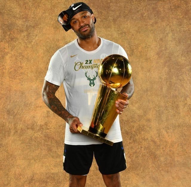 清浅微笑的我|2年2400万，冠军也留不住我！塔克把话挑明，篮网等来良机