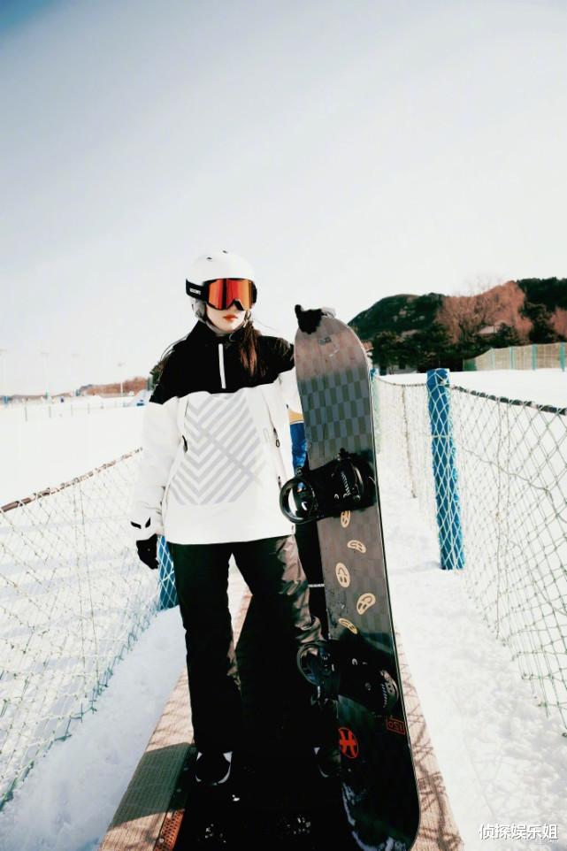 董璇|董璇带女儿滑雪，小酒窝雪地摔倒泪眼汪汪惹人疼，越来越像妈妈