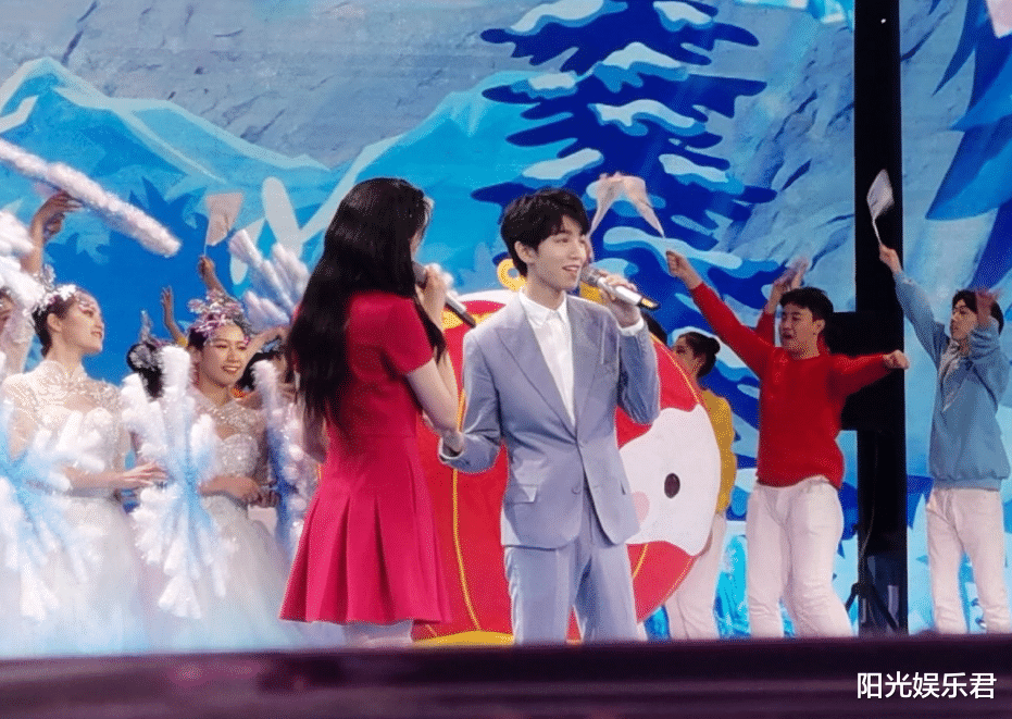 王丽坤|杨紫真人长啥样？五四晚会无滤镜生图，真实颜值让我看傻眼