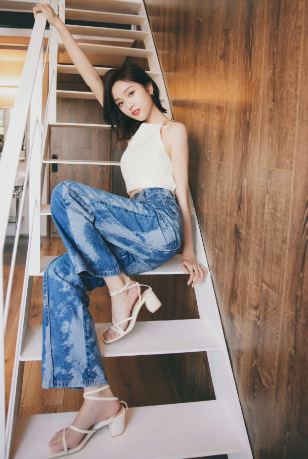 大时尚大观点 吴宣仪衣品在线,穿挂脖吊带秀纤细蛮腰,水洗牛仔裤休闲时髦