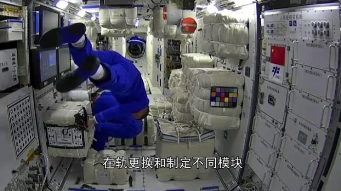 爱因斯坦 国际空间站内部“杂乱无章”，中国空间站却很简洁，哪个更先进？
