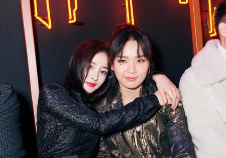 杨幂|杨幂罕见现身电影院！大力挥舞双手拒绝话筒，手上一个记佛器抢镜