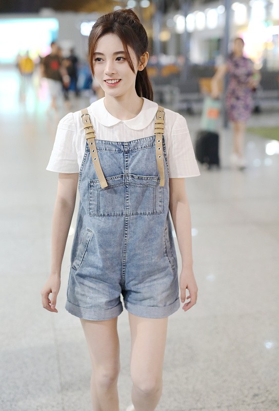 张碧晨|张碧晨和鞠婧祎仿佛没有年龄差，都选了叠穿的服装，都挺显嫩的