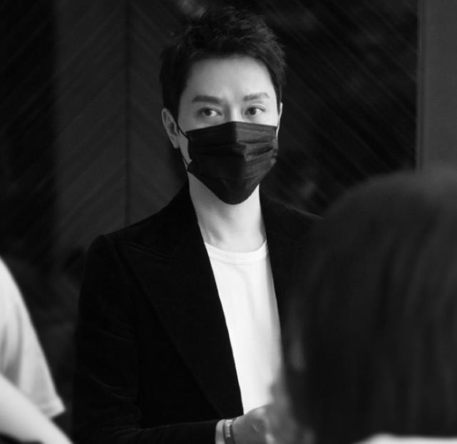 冯绍峰|有种“对比”叫离婚后,赵丽颖越来越美丽,冯绍峰却消瘦大变样