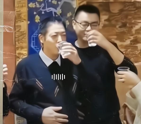 许敏|姚威和姚爸共同举杯庆祝，神态、动作一模一样，打破非亲生谣言！