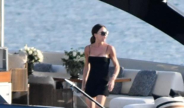 小贝|小贝4300万新游艇下水!三代同堂庆贺 47岁贝嫂紧身黑裙尽显身材