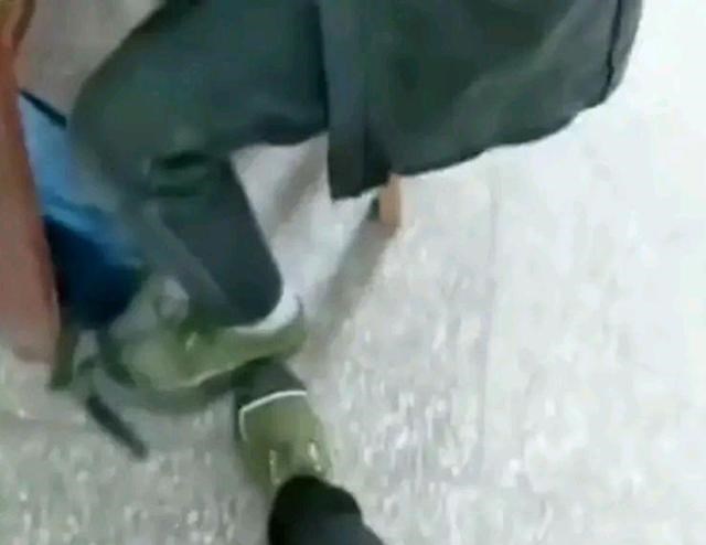 学习像一场修行 学生穿老款解放鞋遭同学议论老师买同款鞋支援   网友：秒杀网红鞋