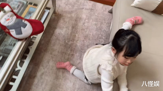 贝儿|伊能静晒一家三口迎接圣诞，小米粒开心歌唱，正脸曝光像爸爸秦昊