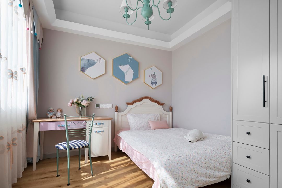 一家四口205平复式别墅,巧妙的跳色手法,大爱这木质旋转楼梯