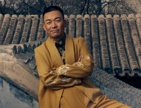 王宝强|38岁王宝强离婚后逆袭！敞开上衣秀八块腹肌，手部位置太尴尬