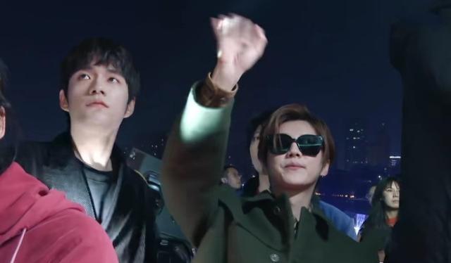 鹿晗|关晓彤现身《五哈》，鹿晗猝不及防的表情引热议，节目可真敢播