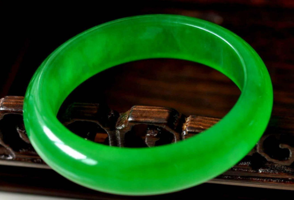 翡翠手镯|一只小小的翡翠手镯，为何能被拍出上千万的价格？玉肉品质很重要