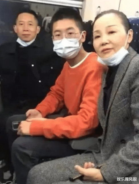 整容|孙卓亲姐旧照曝光，颜值被嘲“一言难尽”，网友：去国外整容了？