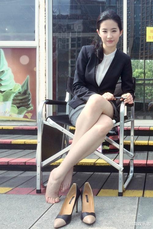 刘亦菲|刘亦菲这身穿搭应该是最大胆的一次，露肩、深V、包臀风格全上