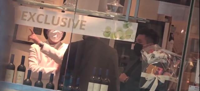 辰仔 62岁上海仔获释后仍潇洒，仨保镖陪伴买红酒，经典“冬菇头”再现