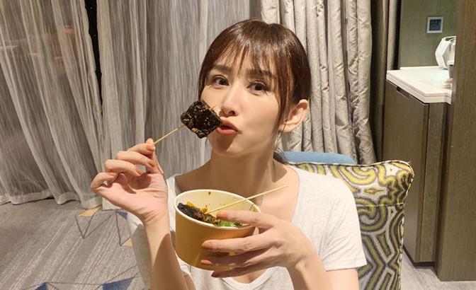 发型|胡静聚会吃火锅，43岁穿背带裤剪锅盖头变萌妹，新发型突破大变样