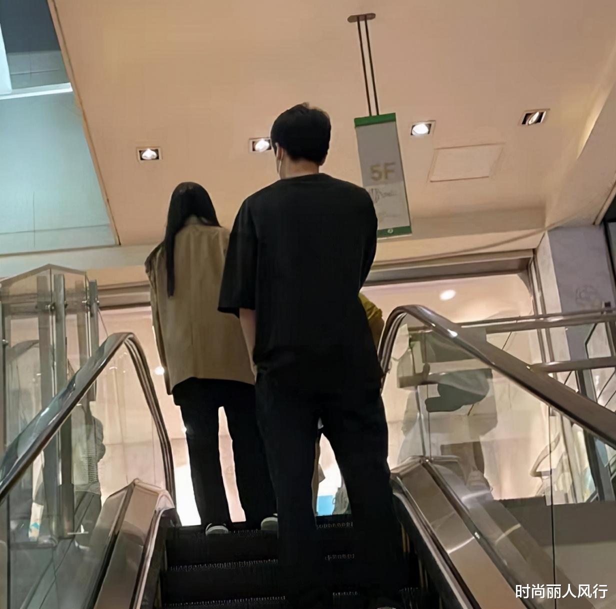 刘亦菲|刘亦菲罕见逛奢侈品店！穿男友风西装戴墨镜表情高冷，巨星架子大