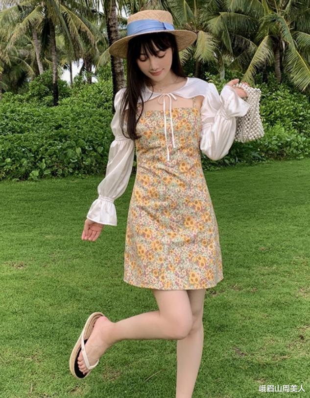 峨眉山周美人|李小璐最新机场照很有女团味，穿吊带故意扒掉外套秀香肩，真性感