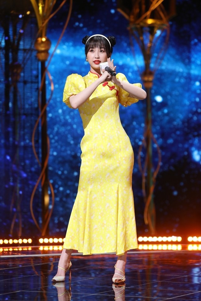 大表姐的时尚圈|虞书欣用力过猛了,穿超大“泡泡袖”抹胸裙险翻车,要靠颜值硬撑