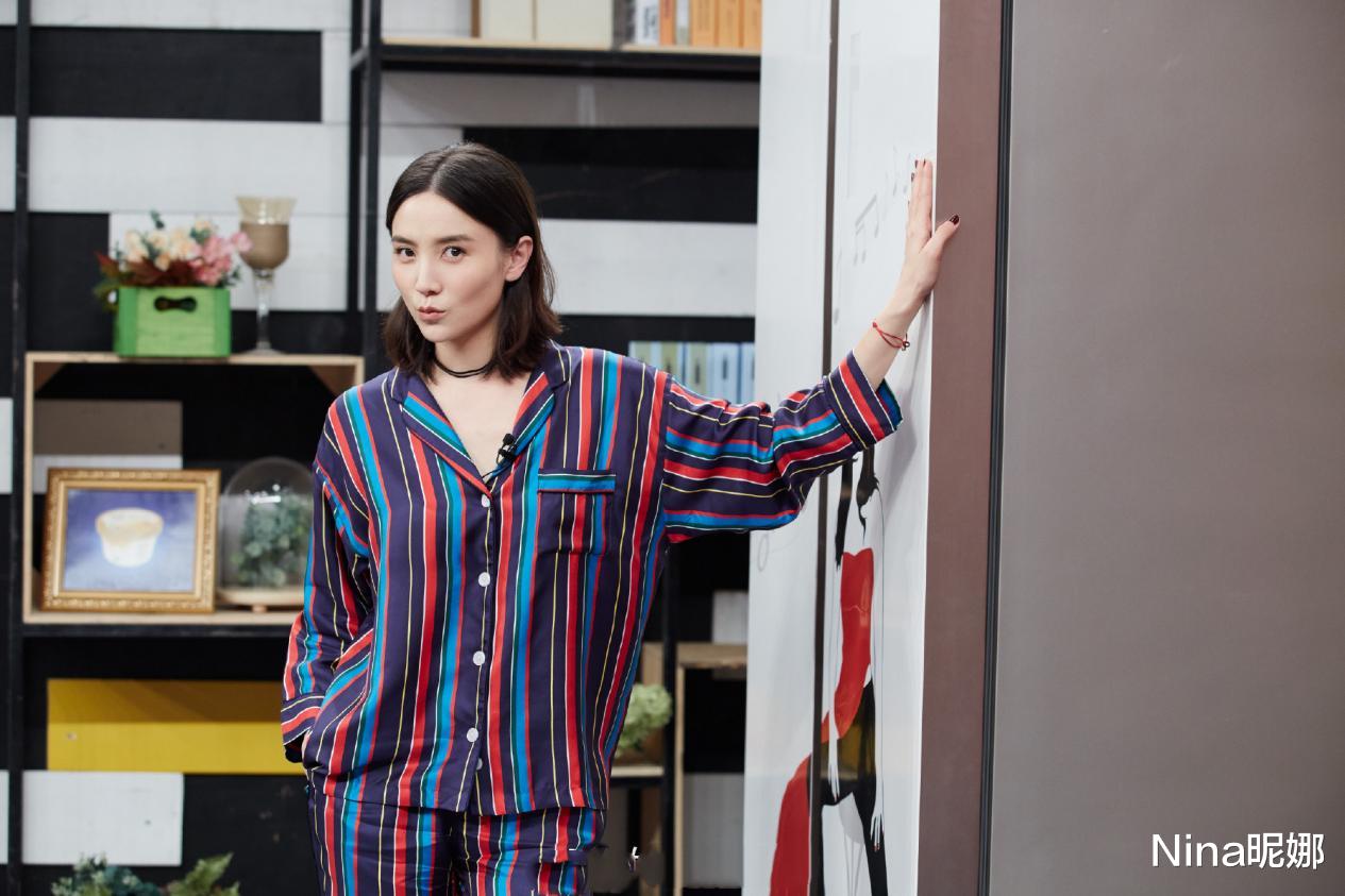 刘亦菲|刘亦菲闺房怼脸自拍，穿黑白圆点睡衣配黑长直，素颜大肉鼻更增特色