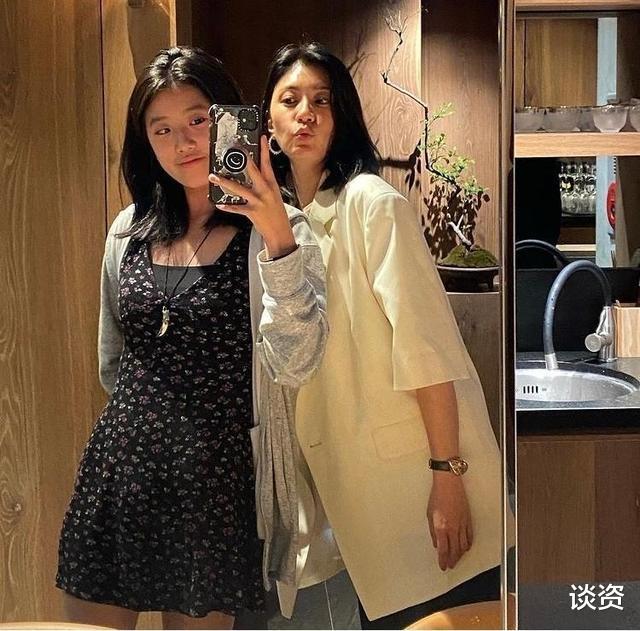 贾静雯|贾静雯晒一家五口，梧桐妹身高优越赶超妈妈，全员高颜值大长腿