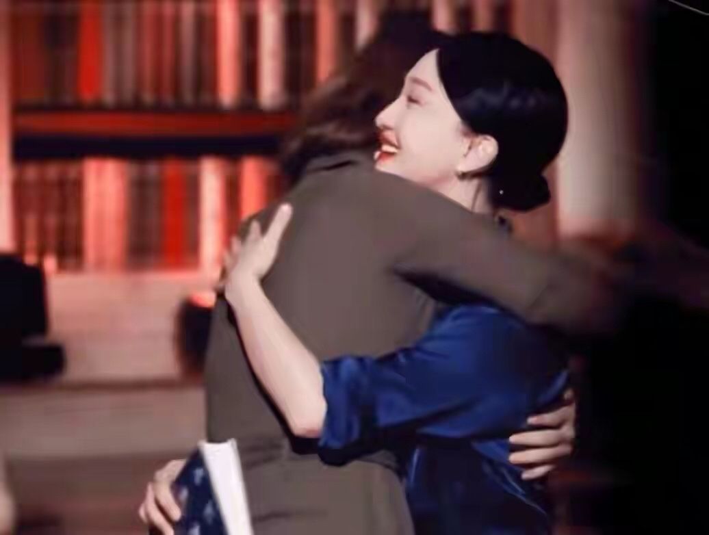 武林外传|周迅不到1米6，穿衬衫裙同框董卿却更惊艳，原来气质与身高无关