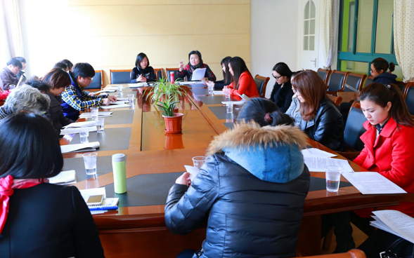 安妈育儿日|贵州某校37名家长请愿，要求7岁女孩转学，细节曝光老师也有参与