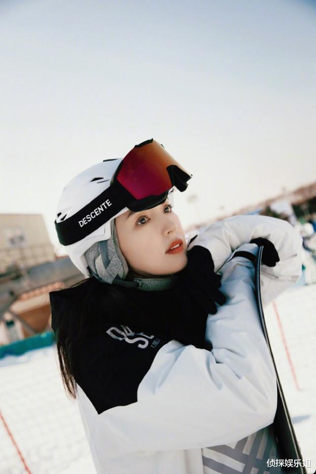 董璇|董璇带女儿滑雪，小酒窝雪地摔倒泪眼汪汪惹人疼，越来越像妈妈