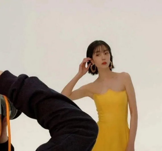 迪丽热巴|她曾红过热巴，选择离开杨幂结果被赵薇嘲笑，现靠卖洗发水为生