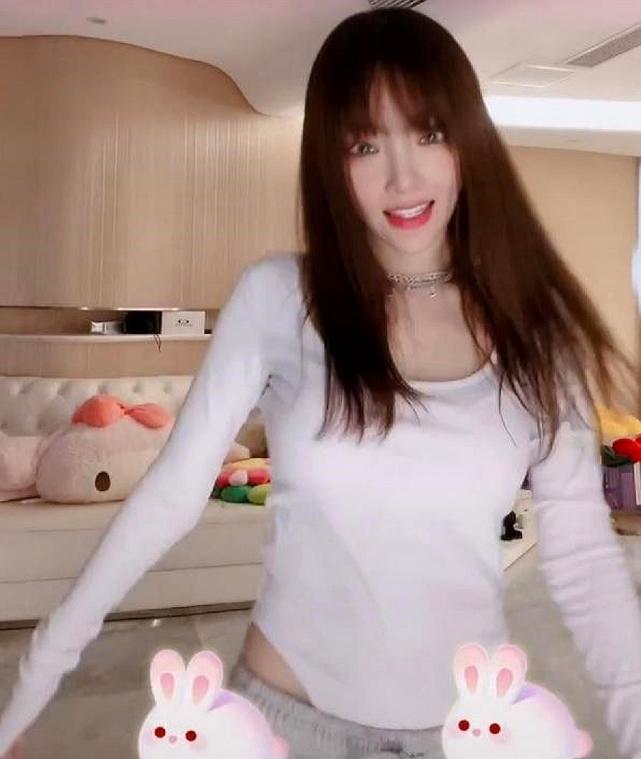 李小璐|李小璐穿丁字连体衣，床前热舞。和贾乃亮海边度假疑似复合？