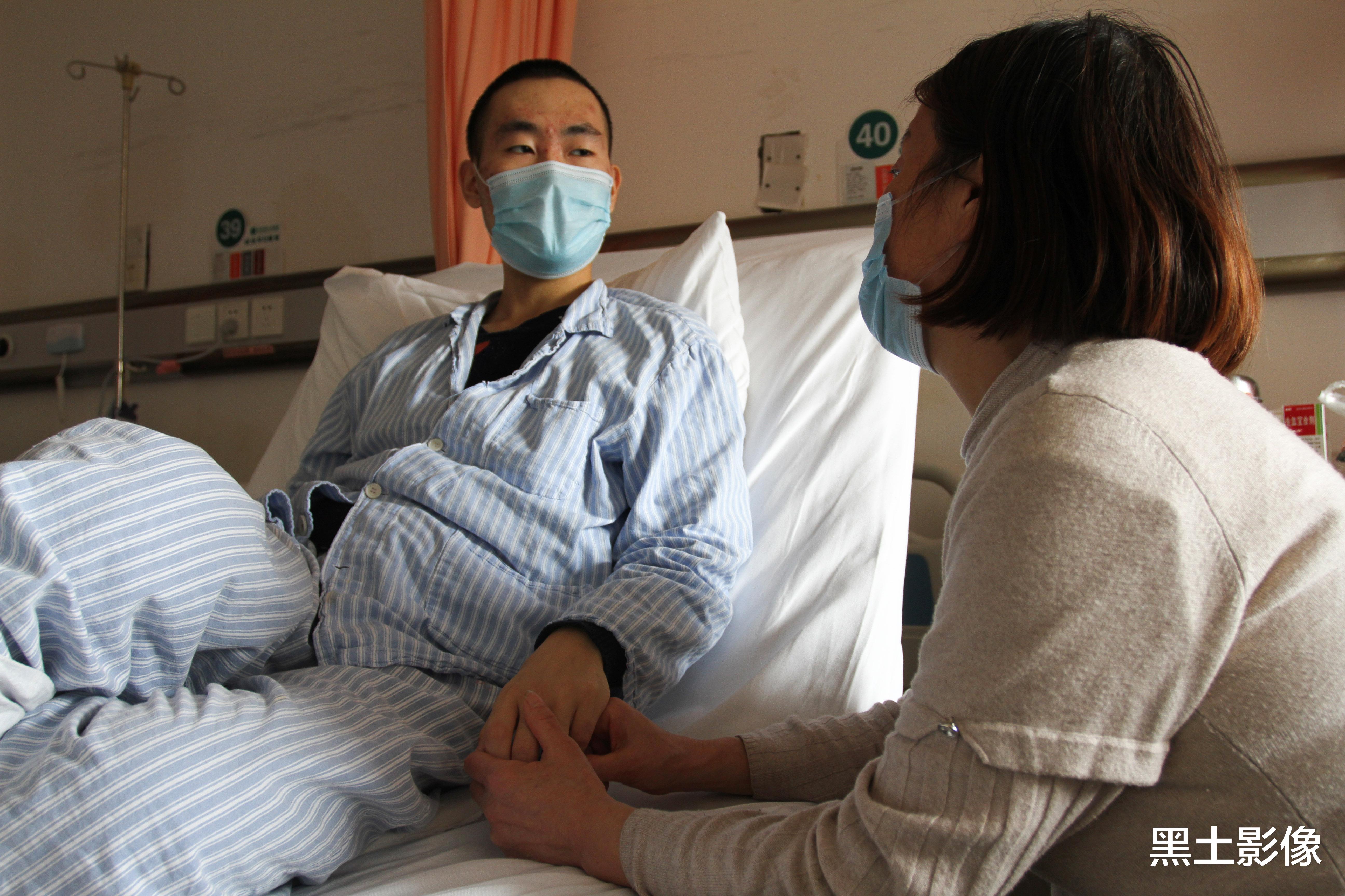 黑土影像 河南一帅气少年突患重症大学梦破碎，自考遇贵人相助却再遭遇打击