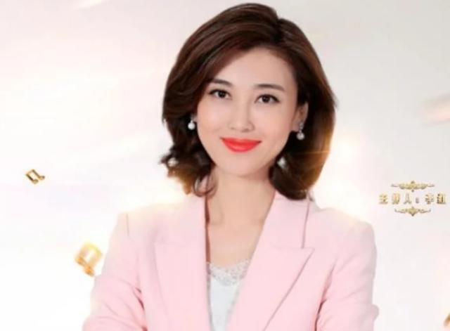 央视|央视最性感的女主持，被上级“警告”三次，网友：比董卿还美！