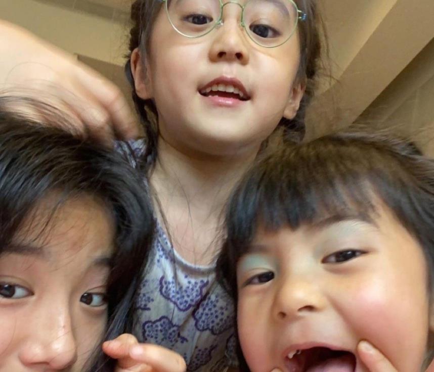 咘咘|贾静雯晒女儿近照，6岁咘咘耳饰抢眼，被妈吐槽一看书就睡着