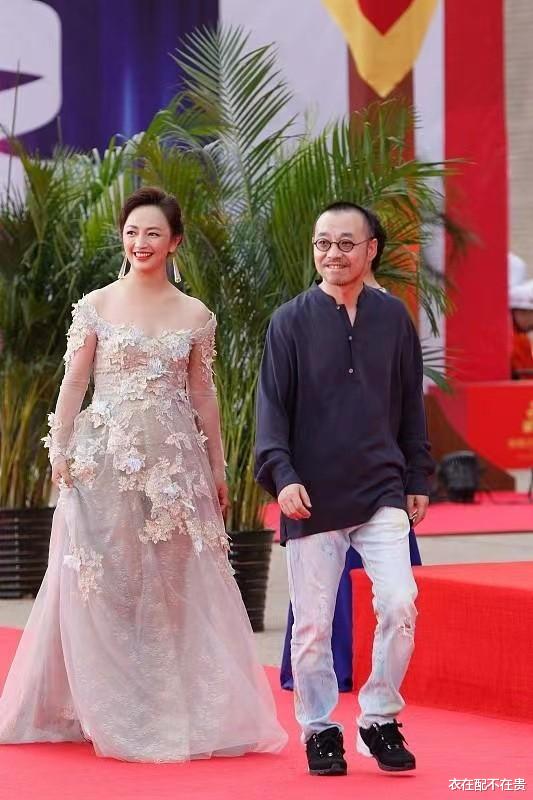 衣在配不在贵 “华谊老板娘”快50岁了也没老态，穿纱裙身材匀称，肉一点也很美