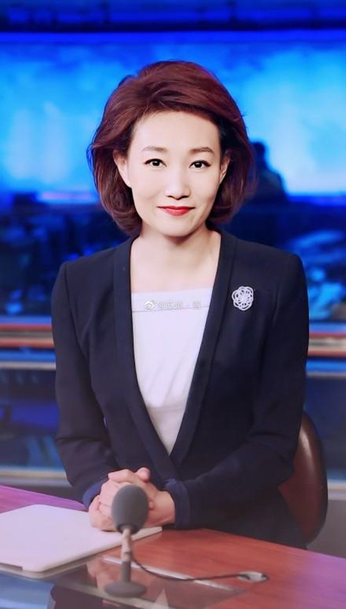 全球时尚号|央视名嘴李梓萌，人美气质佳，穿搭复古西装帅出天际，至今仍单身