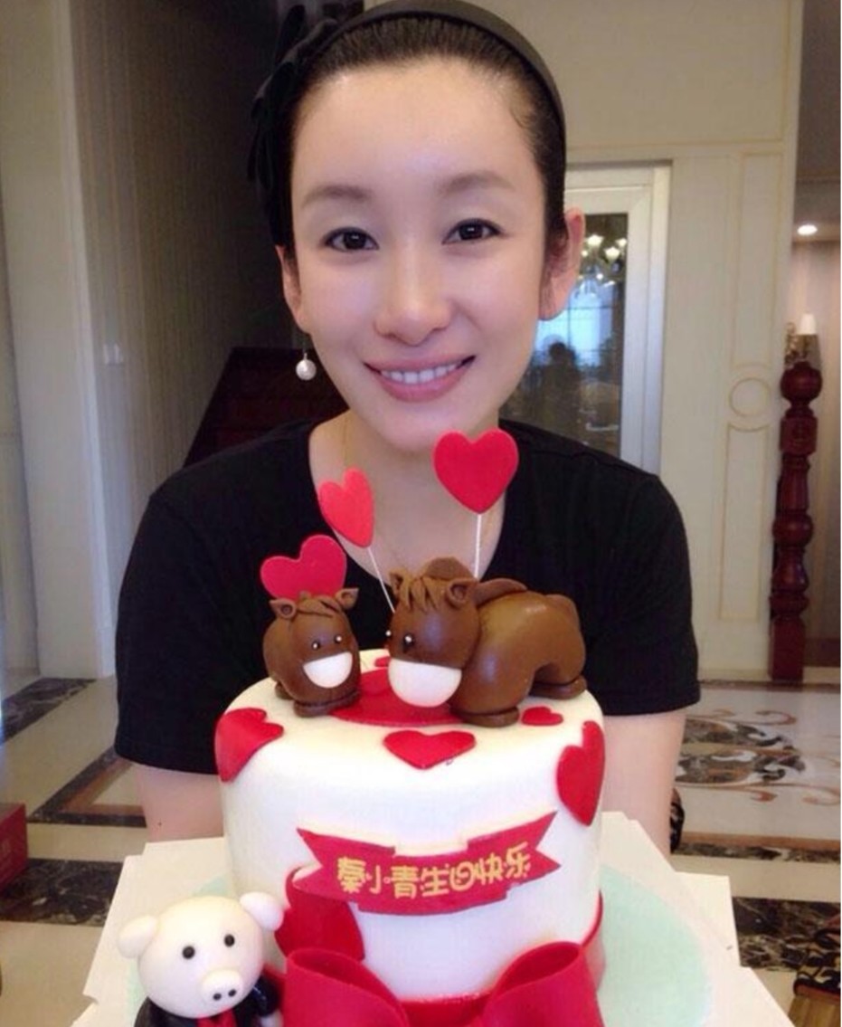 秦海璐|秦海璐晒出自己的豪宅，玄关地上放着一排高跟鞋，王新军太宠她了