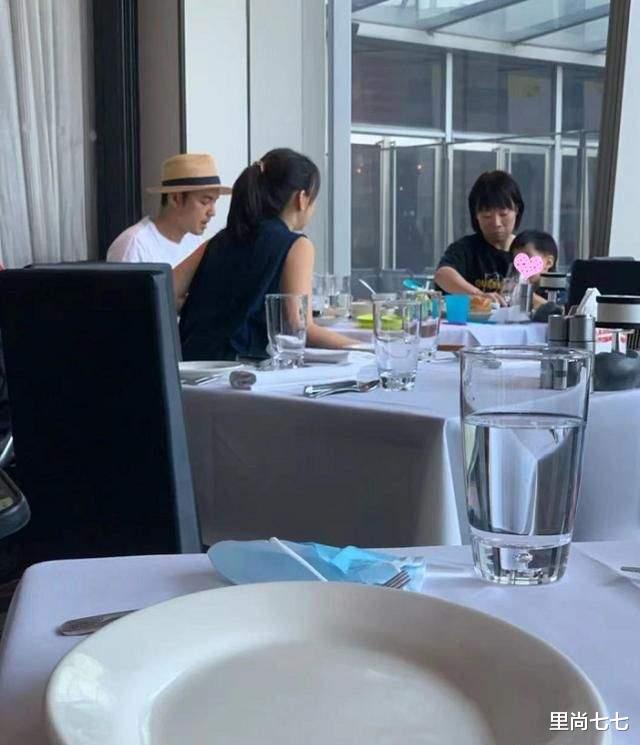 明道|明道一家三口罕见同框！妻子发福变中年妈妈，儿子正脸首次曝光