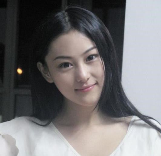 张馨予|从黑料不断到最美军嫂，张馨予为何烂牌打成王炸？你看何捷啥背景