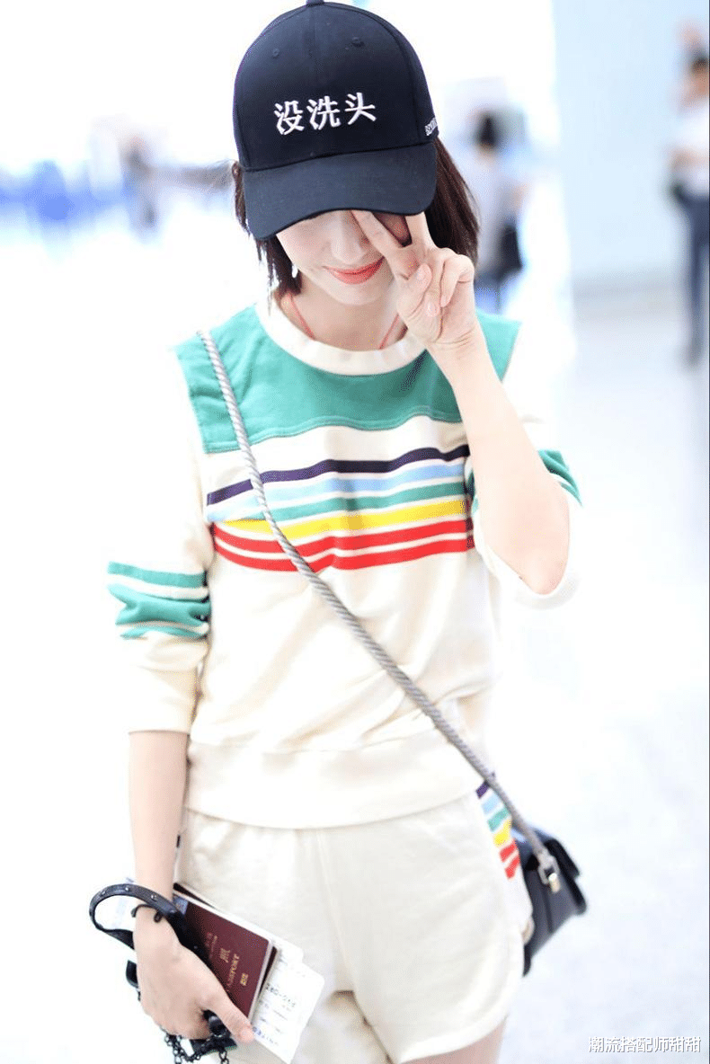 时尚搭配|佟丽娅这衣服显得脖子真长，虽然有点不抗冻，但皮肤还挺白的