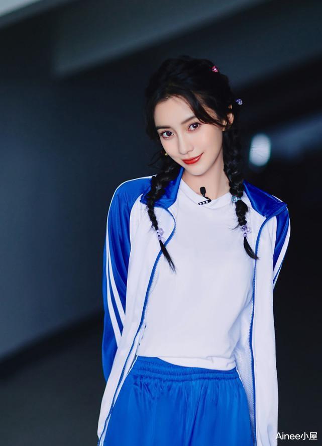 穿衣搭配 杨颖重回少女时代,穿蓝白校服甜美温柔,双马尾看着好俏皮