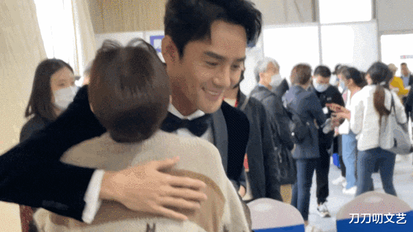 贾玲|金鸡红毯：倪妮抹胸裙艳压，张子枫脱胎换骨，贾玲一“抱”太暖心