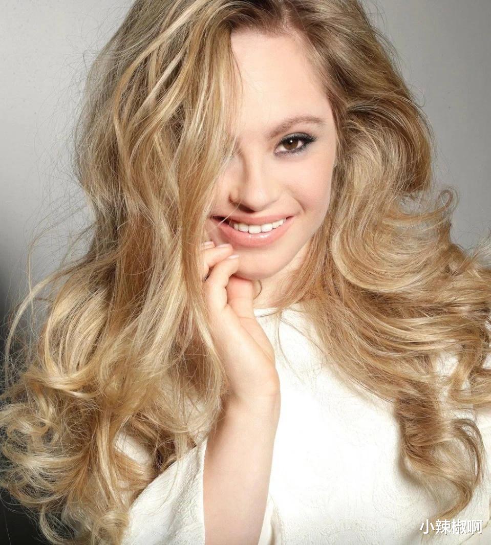 小辣椒啊 26岁先天愚女子，参加过美国小姐选美，又想上《体育画报》泳装版